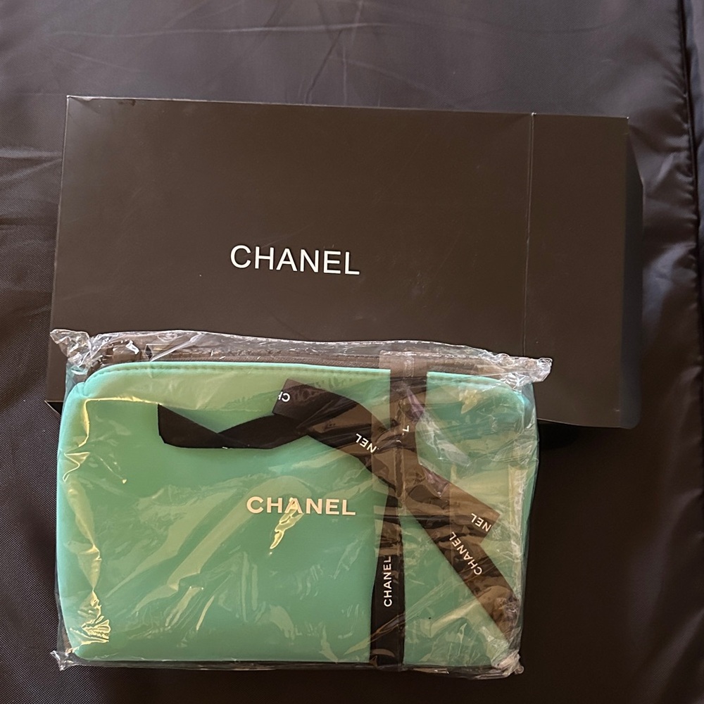 CHANEL Aqua Cosmetic Case - Picture 3 of 4